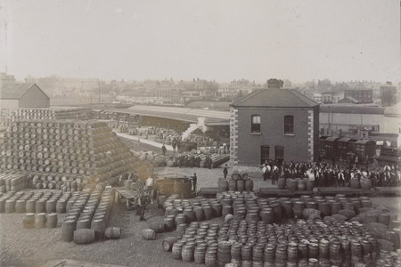 Так выглядел двор "Пивоварни у ворот Святого Джеймса" в начале XX века