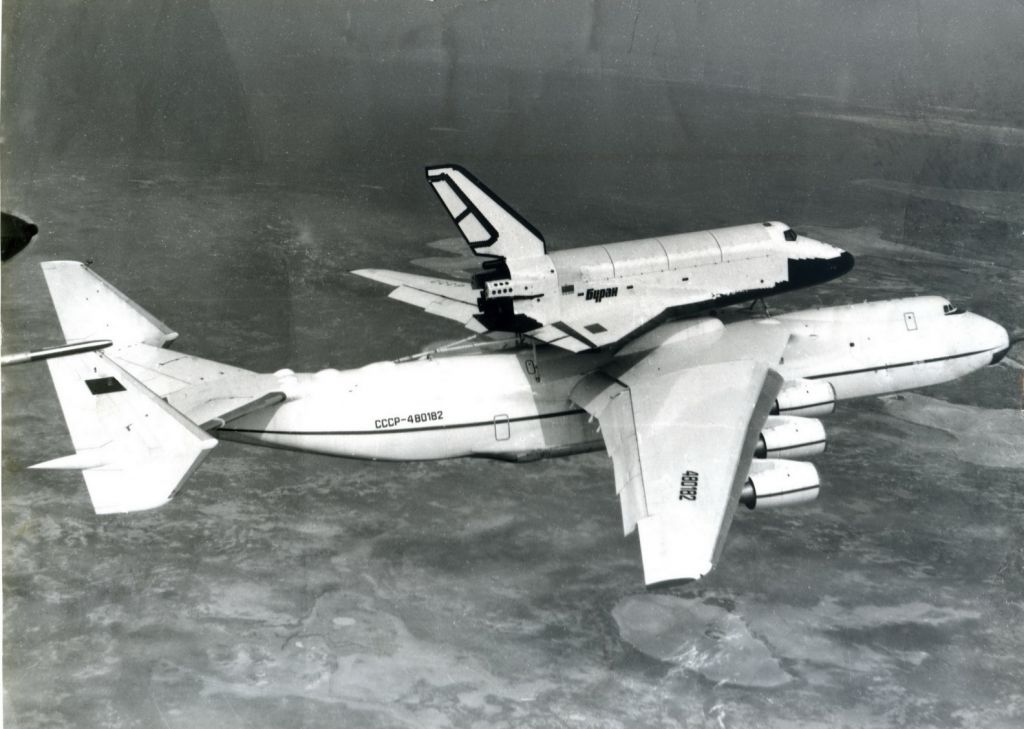 Antonov_An-225_with_Soviet_space_shuttle_Buran_on_top.jpg Antonov_An-225_with_Soviet_space_shuttle_Buran_on_top.jpg