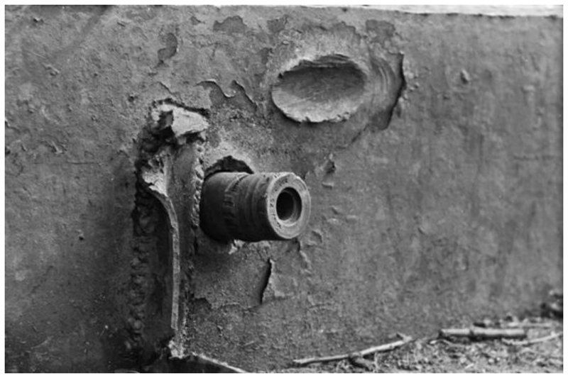 Немецкий артиллерийский снаряд, застрявший в броне советского танка КВ-1 военное, война, исторические фото, не взорвался, пробил, снаряд, судьба, чудо
