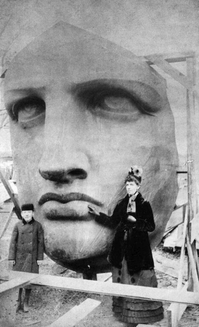 Люди позируют рядом с распакованной статуей Свободы (1886) история, ретро, фото, это интересно