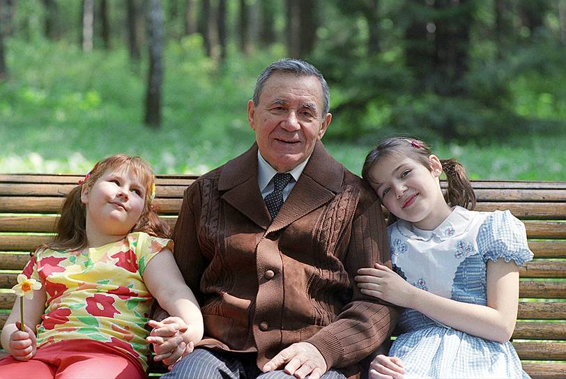 «Лучше быть забытым, чем прослыть дураком»<br>На фото: Андрей Громыко с внучками Анной (слева) и Лидией