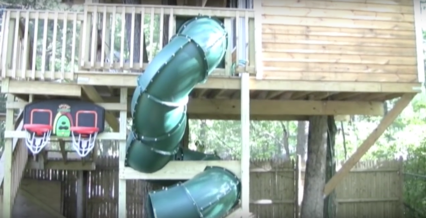 Дед построил своим внукам потрясающий трехэтажный домик на дереве Дед построил своим внукам потрясающий трехэтажный домик на дереве