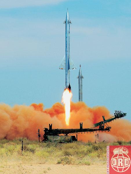 Старт В-300, входившей в состав комплекса С-25. Со стартового стола ракета уходит вертикально, а затем ложится на боевую траекторию.