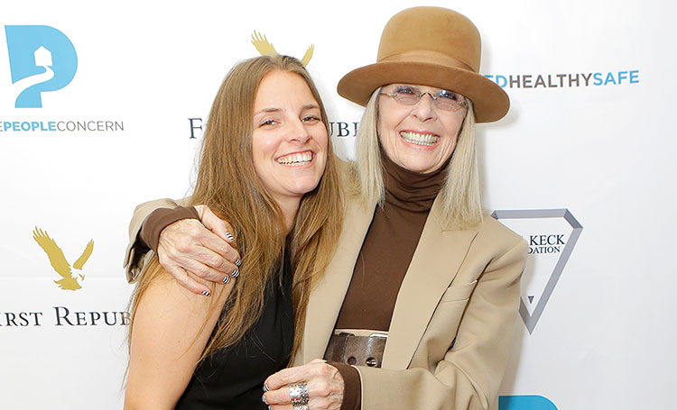 Дочь Дайан Китон объявила о помолвке: фото кольца