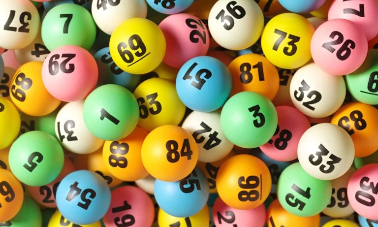 Лотерейные шарики разных цветов с разными номерами