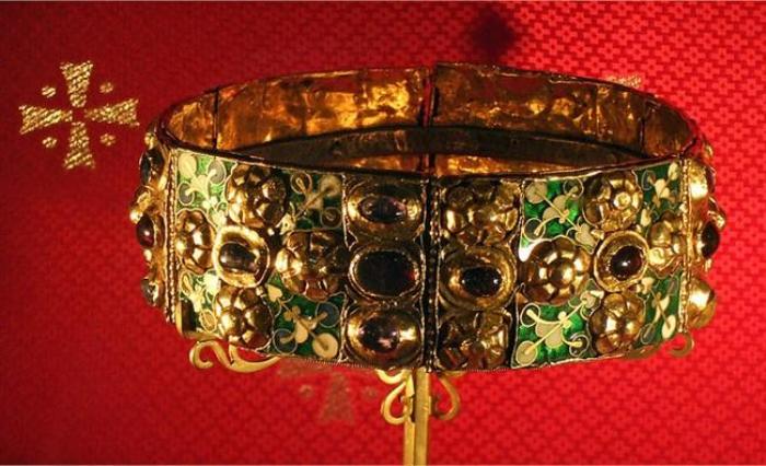 Венец монарха: 4 легендарные короны правителей Средневековья интересное,история,корона,общество, венец, Европа, короли, монархи