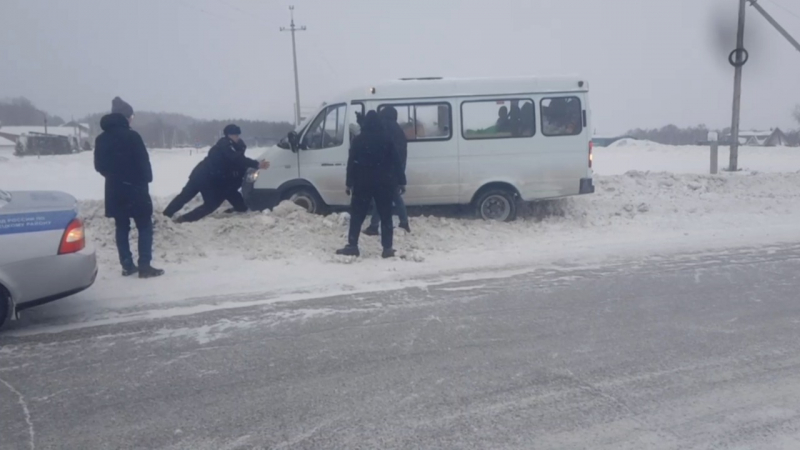 Газель с ехавшими из Шерегеша новосибирскими туристами застряла в сугробе на трассе