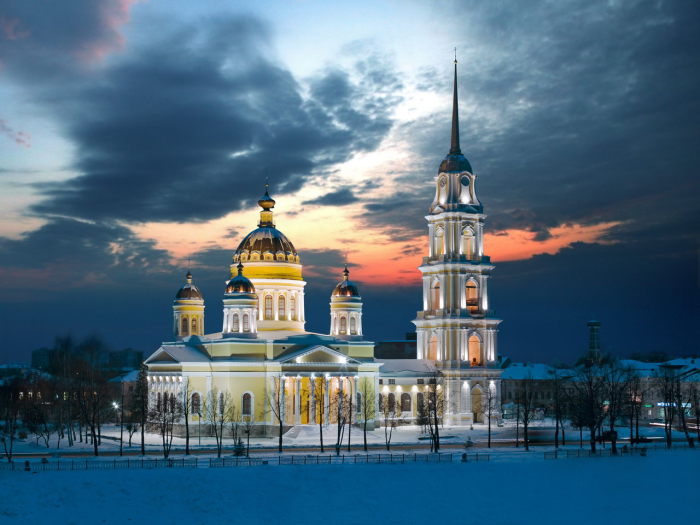 Храм Рыбинской епархии Ярославской митрополии Русской православной церкви, с высотой колокольни 93,8 метра.