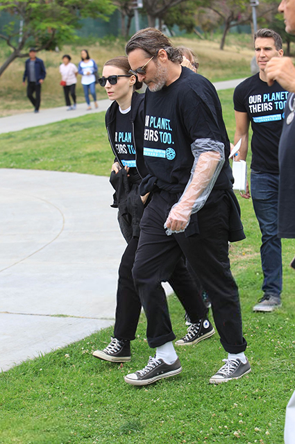 Хоакин Феникс и Руни Мара на митинге в защиту прав животных Звездные пары