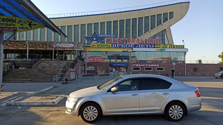В центре Челябинска массово разбирают торговые павильоны