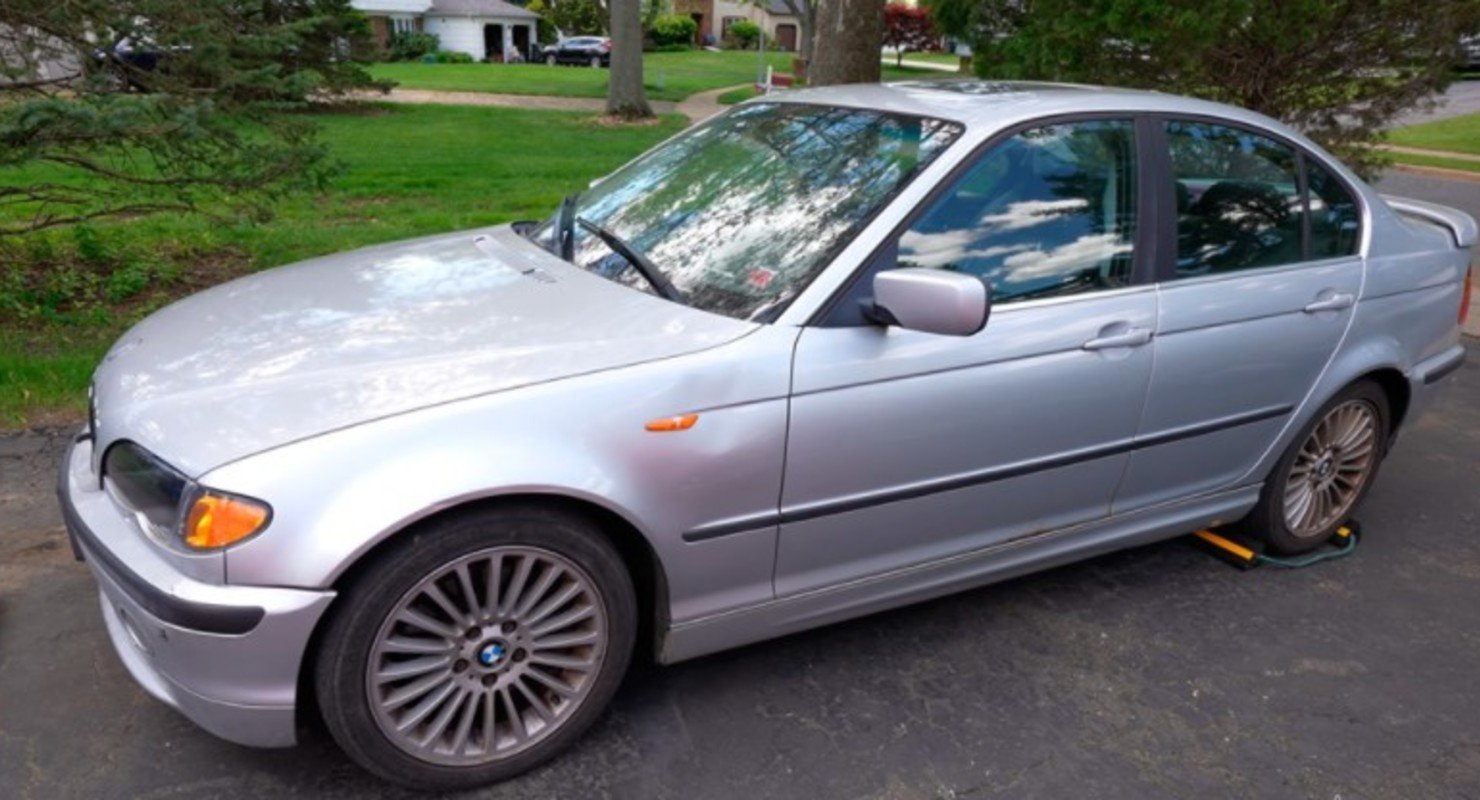 Блогер решил максимально облегчить модель BMW 330xi, убрав из неё всё «лишнее»