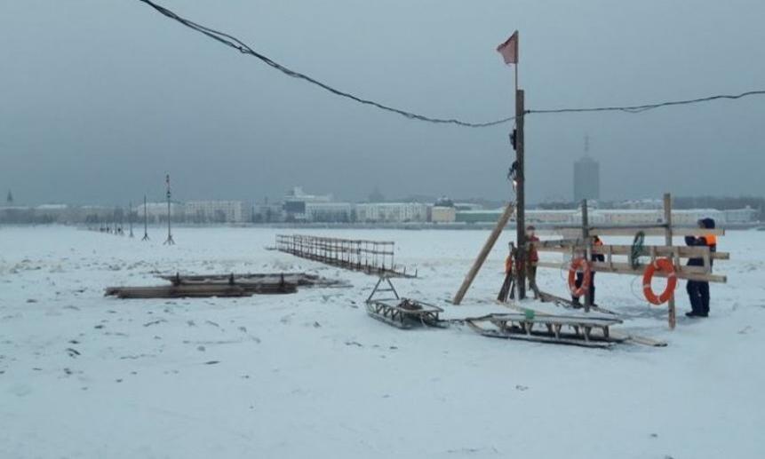 Паром на цепях. Переправа на Кегостров Архангельск. Ледовые пешеходные переправы в Архангельске. Переправа Архангельск - остров. Ледовая переправа в Архангельске на остров.