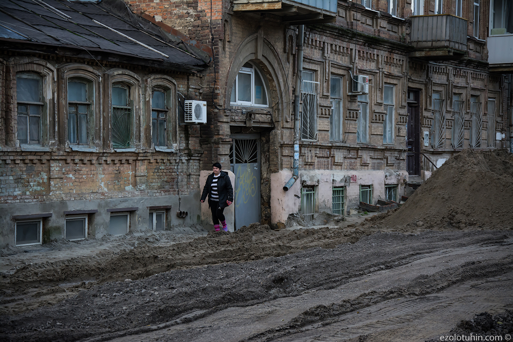 Здания под землей. Здания погруженные в землю. Дома погруженные в землю. Фото дома погрузившиеся в землю. Почему многие здания погружены в землю.