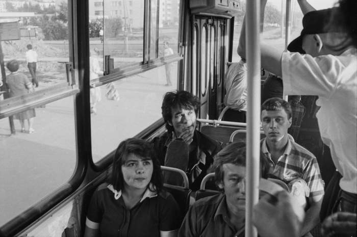 Виктор Цой в общественном транспорте. СССР, Москва, 1986 год. Автор фотографии: Igor Mukhin.