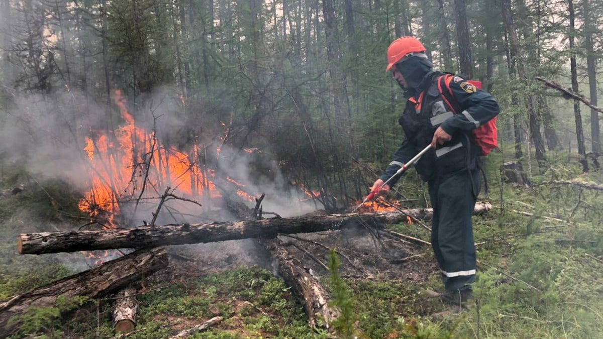 Более 300 человек эвакуировали из детского лагеря «Орленок» в Якутии из-за лесного пожара
