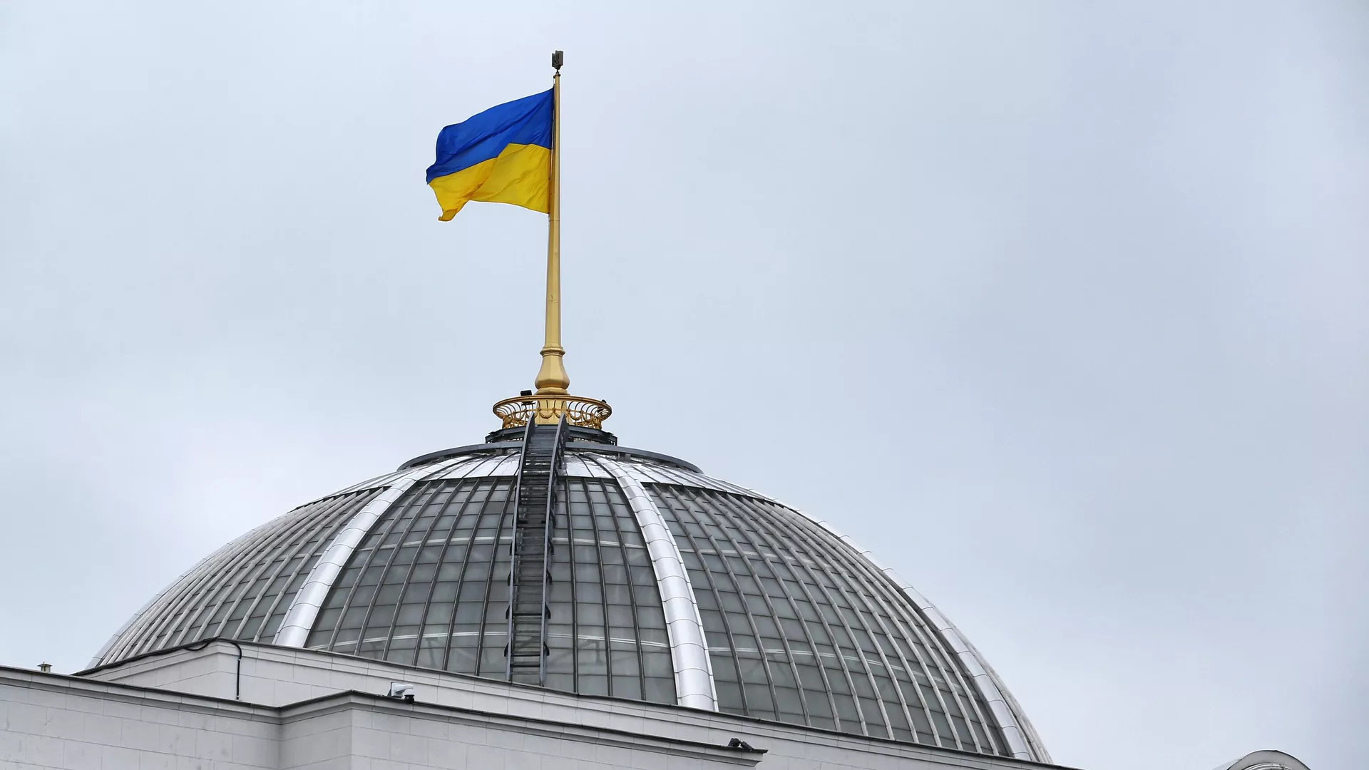 Флаг Украины на здании Верховной рады в Киеве - РИА Новости, 1920, 09.10.2025