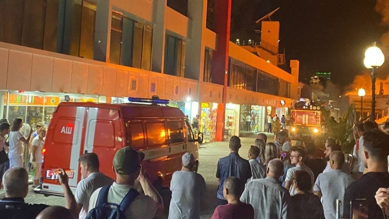 Пожар охватил кафе на набережной в Сочи Общество