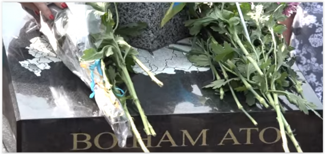 В Киеве появился памятник в виде вонзенного в карту России меча 4