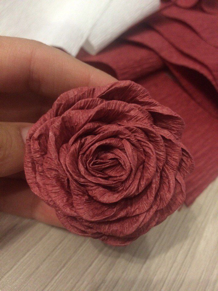 Гофрированные розочки. Розочки из гофрированной бумаги. Родыиз гофрированной бумаги. Розы из креповой бумаги. Розы из гофробумаги.