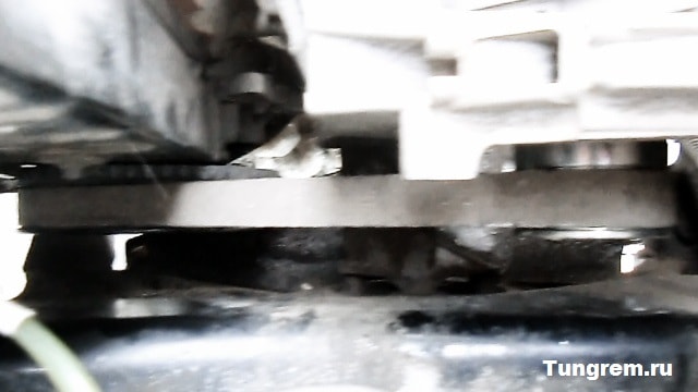 Надетый ремень генератора без натяжителя 