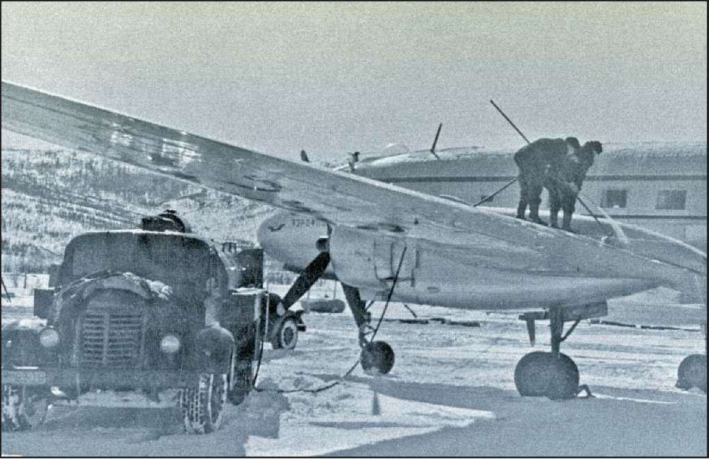 Обработка антиобледенительной жидкостью самолета "Ил-14". Аэродром "Магадан-47"