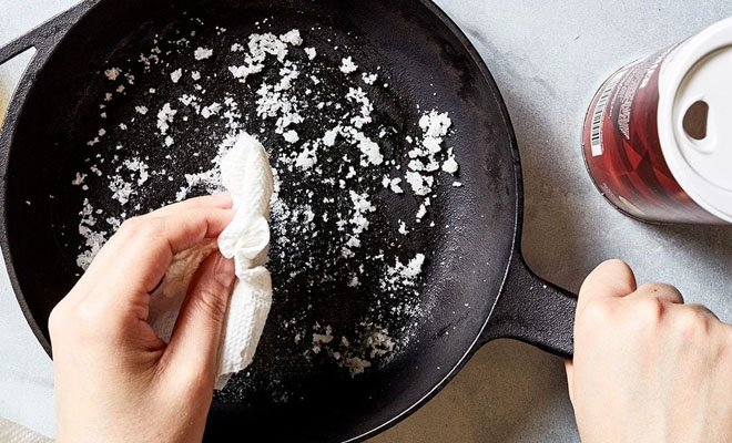 Смешиваем соль с маслом и сводим слой грязи со сковороды. Чистим кухню до блеска подручными средствами