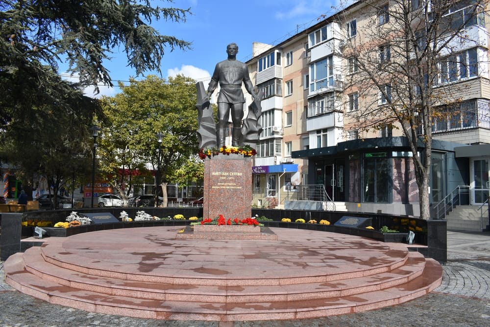 «Мы помним и гордимся!» — в Симферополе почтили 101 годовщину со дня рождения Амет-Хана Султана
