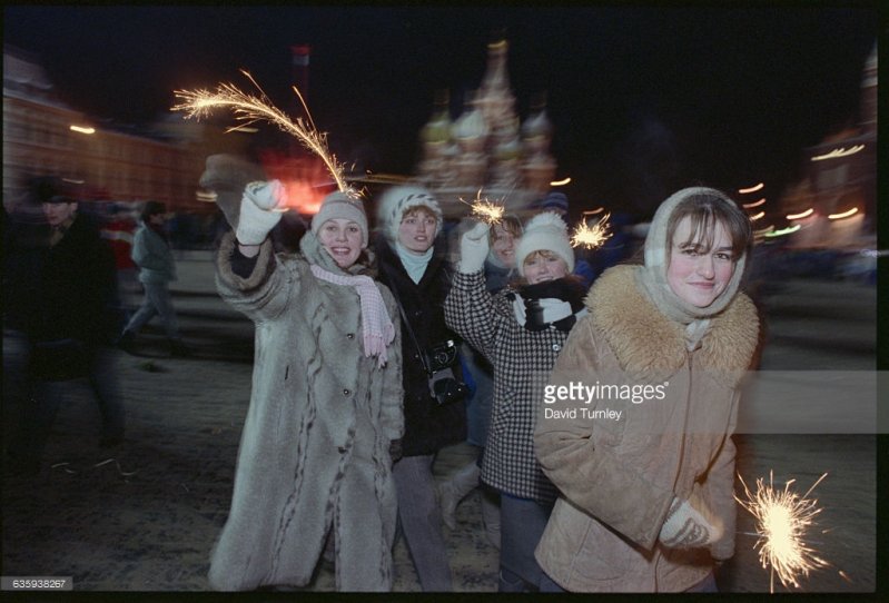 Девчонки жгут бенгальские огни) СССР, новый год, праздник