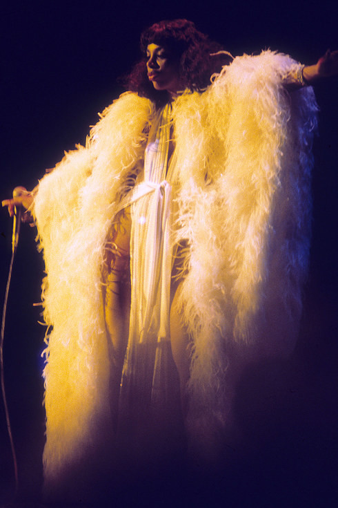 Королева диско Донна Саммер выступает на сцене в костюме из перьев, около 1976 года Веселые, люди, эпоха