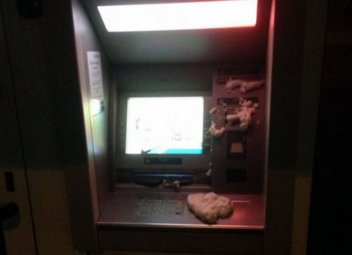 Тем временем: На Украине вандалы заливают монтажной пеной банкоматы российских банков