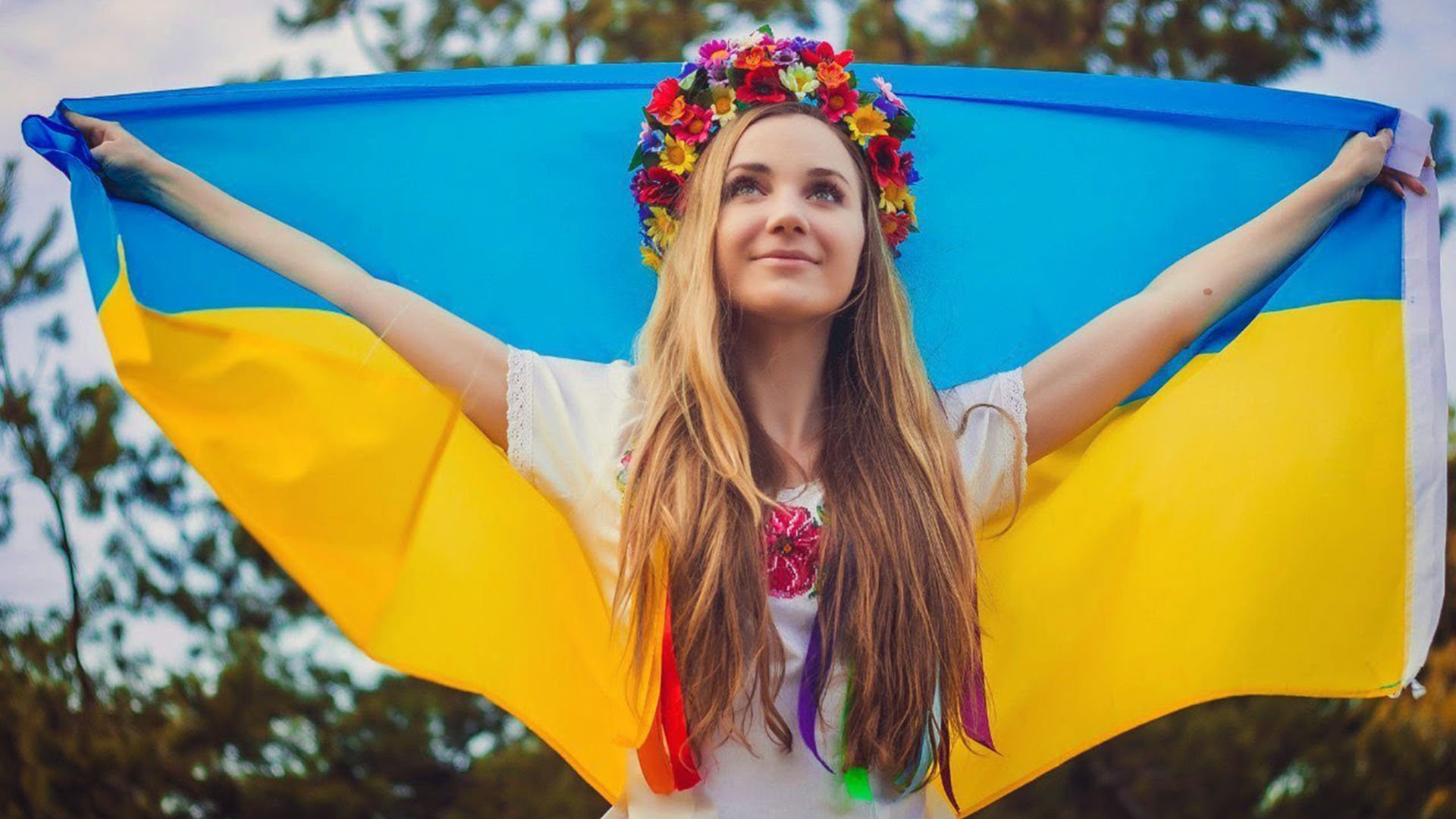 Русвес. Девочка с флагом Украины. Украинские девушки. Украинка с флагом. Женщина с украинским флагом.