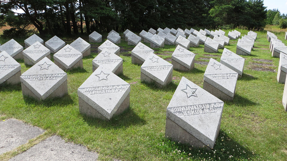 В Эстонии начали снос надгробий советских солдат на острове Сааремаа
