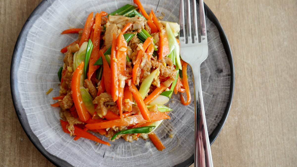 Морковный салат с любым мягким мясом или субпродуктами. Любители азиатской кухни точно оценят