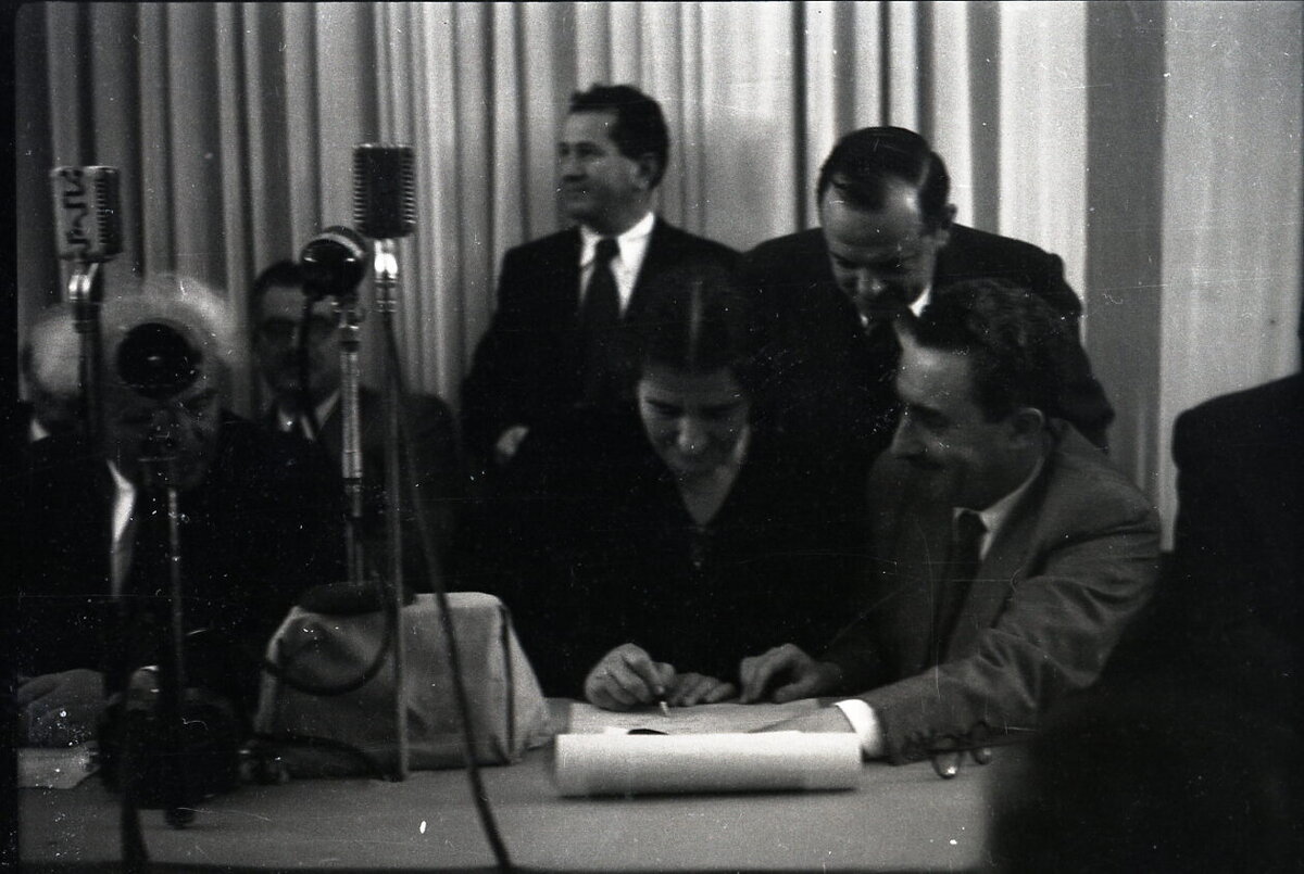 Голда Меерсон подписывает Декларацию независимости Израиля / Википедия