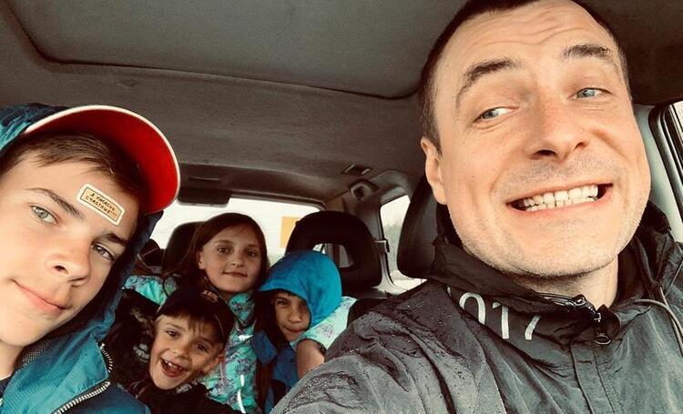 Евгений Цыганов впервые рассказал, как и чем живут восемь его детей: "Любой может заявить, что он – любимчик" Евгений Цыганов впервые рассказал, как и чем живут восемь его детей: "Любой может заявить, что он – любимчик" Дети,Дети знаменитостей