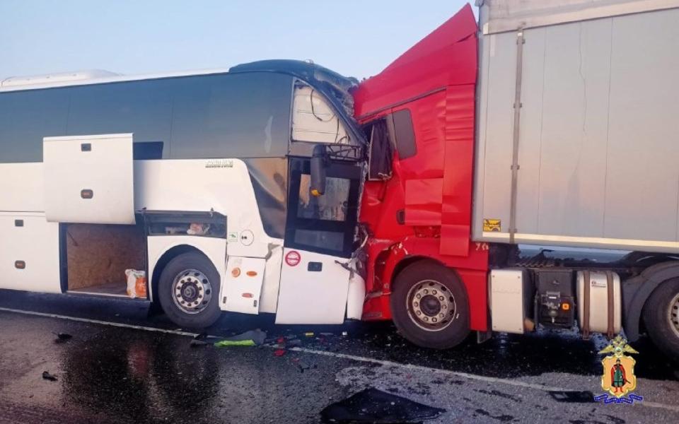 Один человек погиб и 13 пострадали в лобовом столкновении автобуса и фуры в Рязанской области