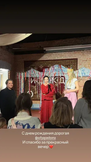 В кокошнике и с русскими напевам: Софья Эрнст отметила день рождения с мужем, гендиректором Первого канала Константином Эрнстом, и их детьми Софьи, Константин, Эрнст, рождения, Софья, Константина, ЭрнстСофья, также, ЭрнстДочери, ЭрнстДень, которая, который, снимается, появилась, СШАСофья, любовью, брендам, отечественным, прошлых, отношений