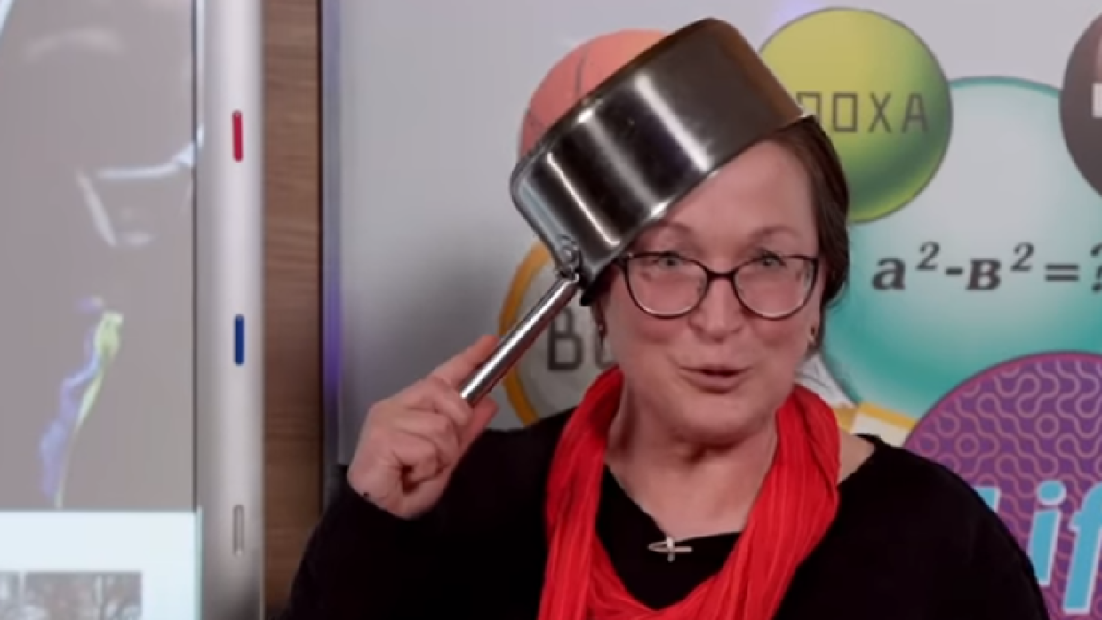 ать два в кастрюле голова слушать