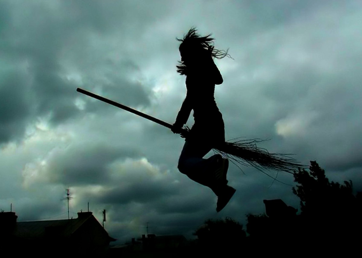 Ведьма видна по. Женщина ведьма на метле. Летающая метла. Полет на метле. Вбаба Ягана метле.