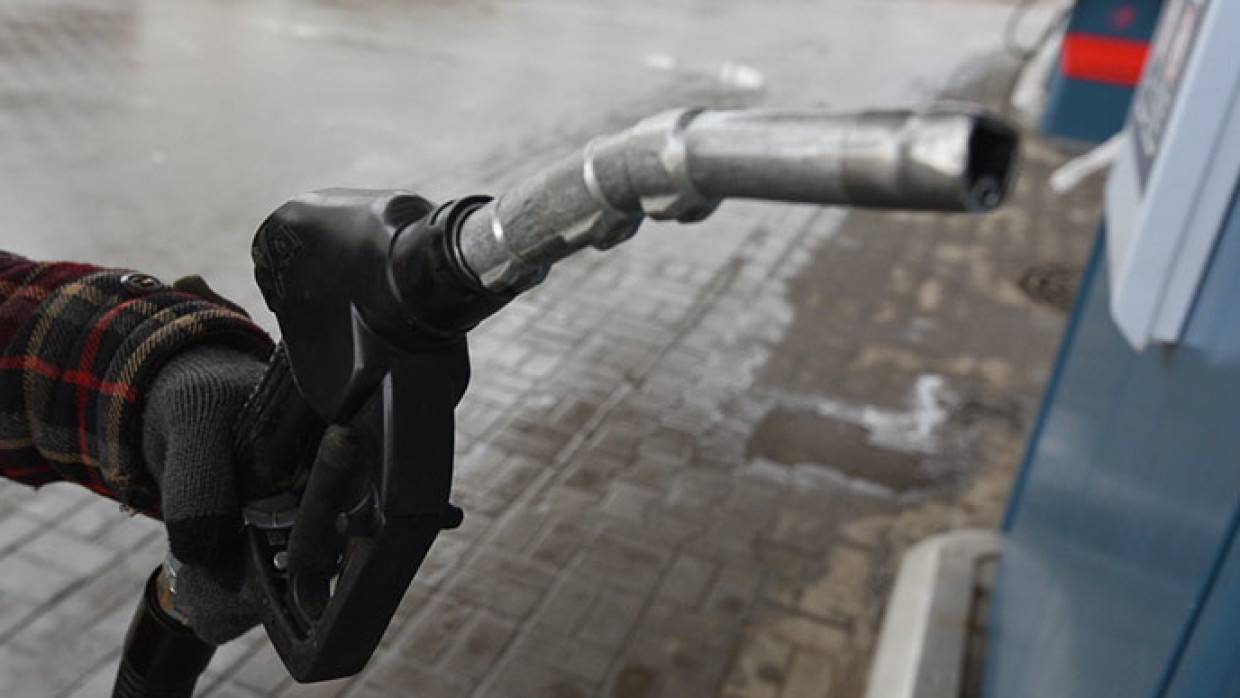 Автомобильный эксперт Епанешников рекомендовал зимой заправлять полный бак