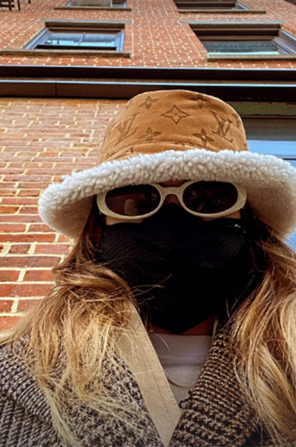 Классическое пальто и модная панама: Джиджи Хадид с дочерью на прогулке в Нью-Йорке Классическое пальто и модная панама: Джиджи Хадид с дочерью на прогулке в Нью-Йорке Звездный стиль