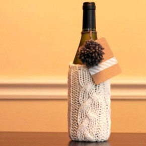 бутылка в рукаве вязаного свитера