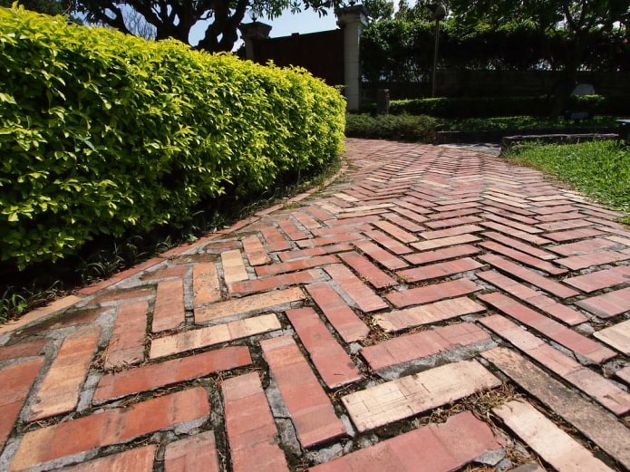 8 примеров, которые смело можно использовать вместо тротуарной плитки для дома и дачи,ландшафтный дизайн