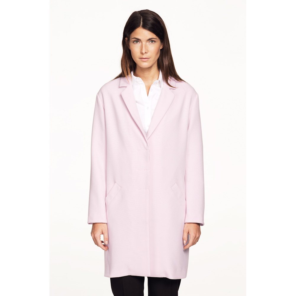 Розовое пальто для женщин после 40 лет
