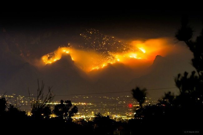Гора в огне, рядом с городом Тусон, США, 2015 год необычное, прикол, фото