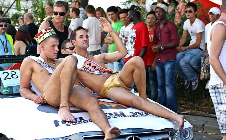 Роспотребнадзор призвал туристов прививаться из-за геев в Европе.