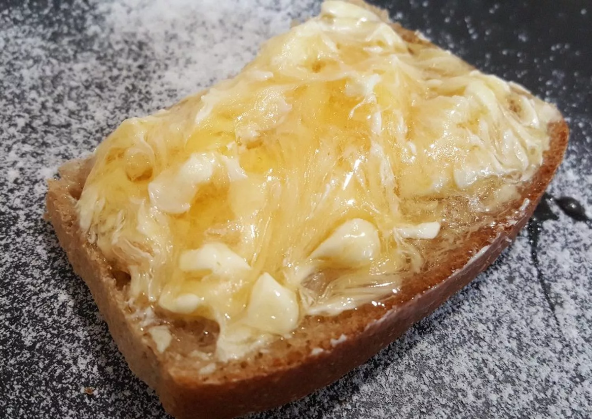 Хлеб с маслом рецепт. Бутерброд с маслом. Бутерброд с маслом и медом. Хлеб с маслом и медом. Батон с маслом.