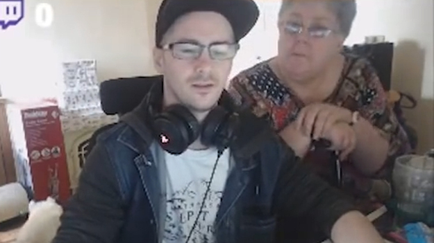 Мать геймера полезла в драку в прямом эфире Мать геймера полезла в драку в прямом эфире Геймеры,Игры,курьезы,стрим