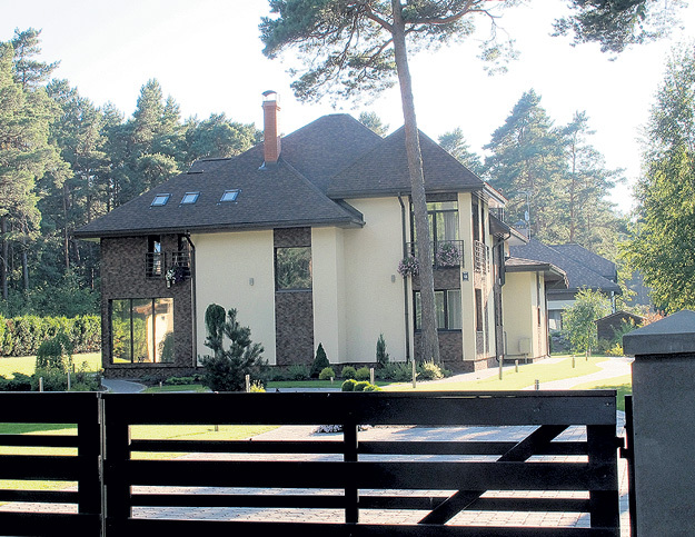 В Латвии СВЕТЛАКОВ живёт в этом двухэтажном доме в дачном посёлке Меллужи (составная часть Юрмалы) 