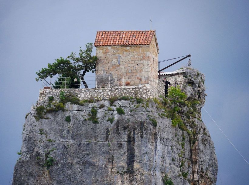Как живется грузинскому монаху на вершине скалы, где он провел уже 26 лет Путешествия,фото